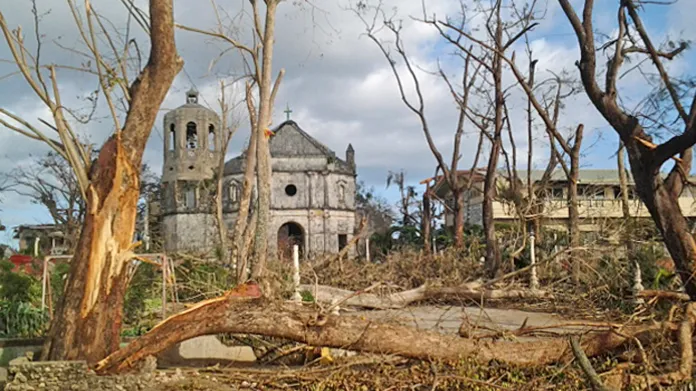 Následky tajfunu Haiyan ve filipínském Daanbantayanu