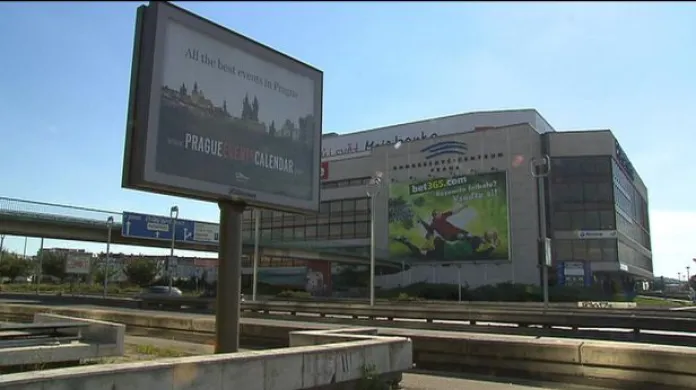 Studio ČT24: Poslanci omezili billboardy kolem dálnic