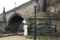 Začaly přípravy na odstranění graffiti z pilíře Karlova mostu. Nejdřív je potřeba nasytit kámen vodou