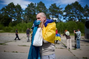 „Hořel a oni se smáli.“ Ukrajinci popsali brutalitu ruského zajetí