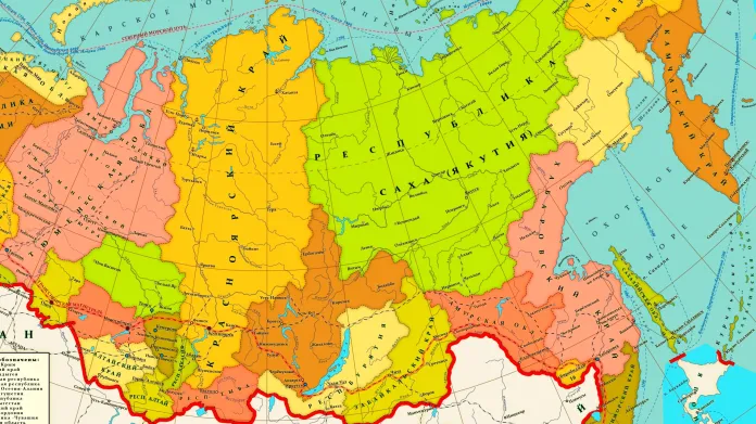 Mapa východní části Ruska. Největší zelená plocha je Republika Sacha, na západ od ní žlutě Krasnojarský kraj, na jih oranžově Irkutská oblast, ještě jižněji světle žlutě Burjatská republika