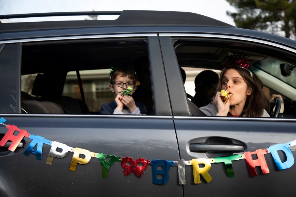 Tradiční rodinné oslavy se vlivem pandemie ruší a lidé přicházejí o důležitý kontakt s příbuznými. Někteří se však rozhodli své rodinné sešlosti přizpůsobit pandemii. Například rodina z amerického Michiganu uspořádala oslavu narozenin na parkovišti. V autech mohli udržovat bezpečný odstup