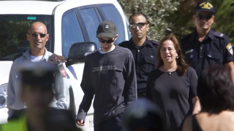 Gilad Šalit na procházce s matkou