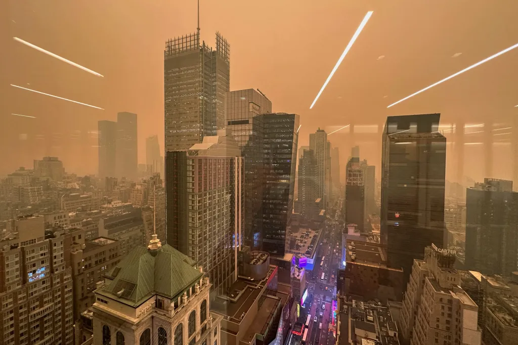 Kouř a opar zahalují panorama Manhattanu