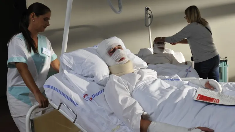 Zafačovaný Jiří Dvořák a Stáňa Havelková jako zdravotní sestra při natáčení