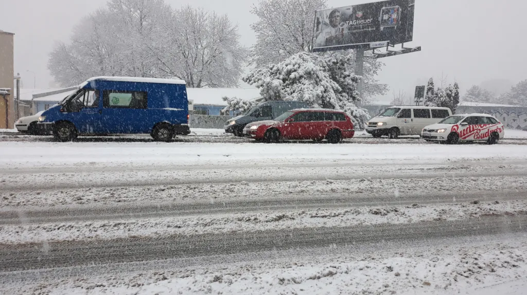 Brno zasypal sníh, město je těžko průjezdné