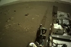 Perseverance na Marsu nafilmovala raráška a nahrála skřípavé zvuky vlastního pohybu