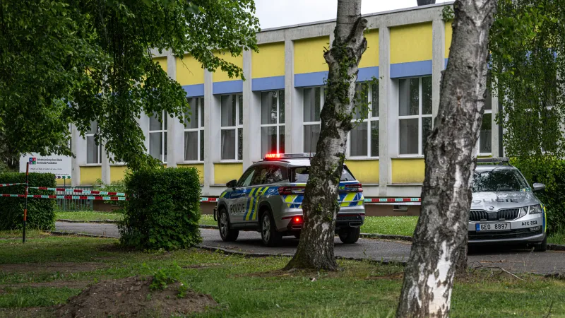 Oběť napadení u školy v Pardubicích zemřela. Podezřelého policie zadržela