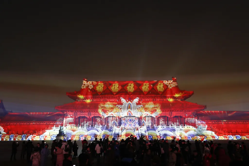 Zakázané město v Pekingu speciálně nasvětlené u příležitosti Latern festivalu, který každoročně oslavuje počátek jara a nového roku čínského kalendáře