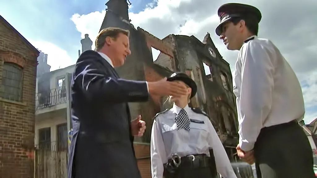 David Cameron s britskými policisty