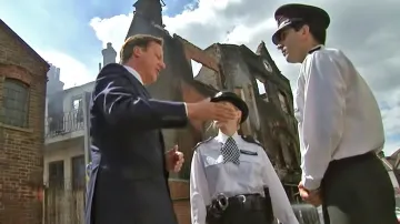 David Cameron s britskými policisty