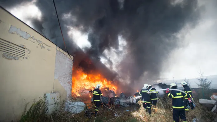Hasiči hasí požár odpadu v kutnohorském areálu