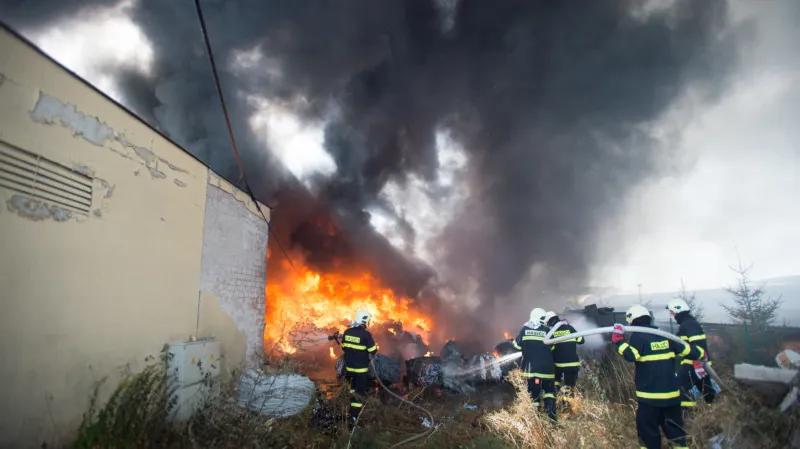 Hasiči hasí požár odpadu v kutnohorském areálu