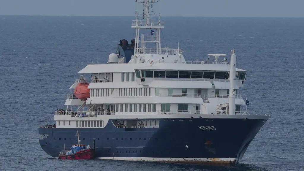 Výletní lodi MV Hondius s pasažéry s hantavirem kotví v přístavu na Kapverdách (6. května 2026)