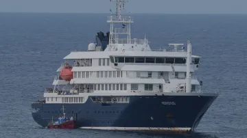 Výletní loď MV Hondius s pasažéry s hantavirem kotví v přístavu na Kapverdách (6. května 2026)