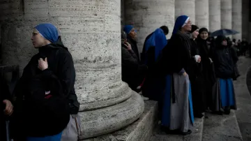 Řádové sestry na Svatopetrském náměstí čekají na výsledek volby papeže