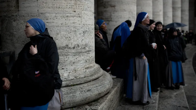 Řádové sestry na Svatopetrském náměstí čekají na výsledek volby papeže