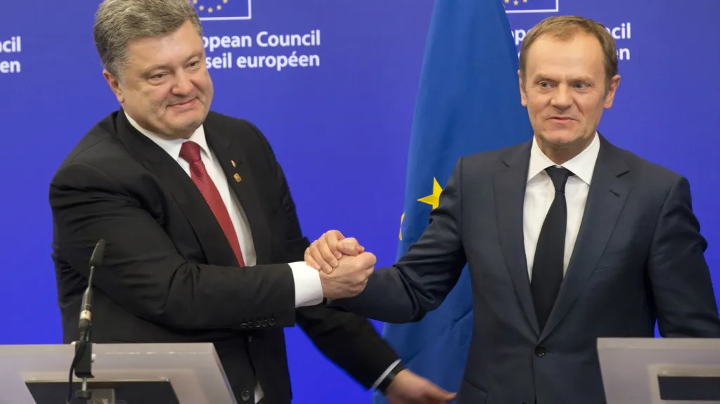 Petro Porošenko a Donald Tusk během summitu v Bruselu
