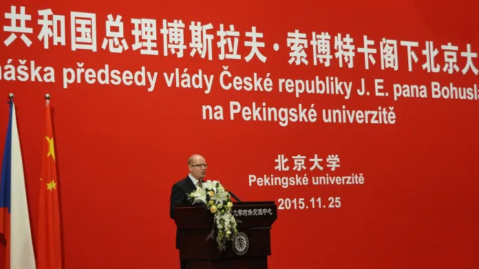 Premiér Bohuslav Sobotka na Pekingské univerzitě.