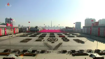 Televizní záběry z vojenské přehlídky severokorejské armády