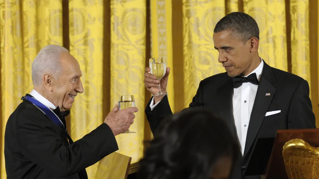 Barack Obama a Šimon Peres při přípitku