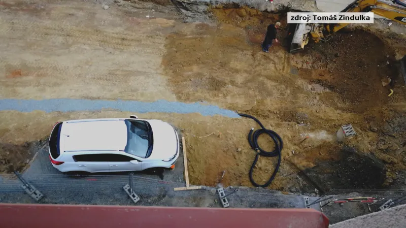 Obkopané auto ve Francouzské ulici