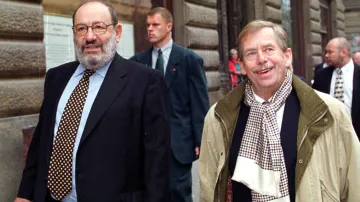 Umberto Eco v roce 2000 s tehdejším prezidentem Václavem Havlem při návštěvě Prahy. Román Pražský hřbitov vydal o deset let později
