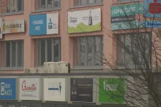 Žďár nad Sázavou bojuje s nevkusnou reklamou, v ulicích smí být vidět jen modrá a bílá