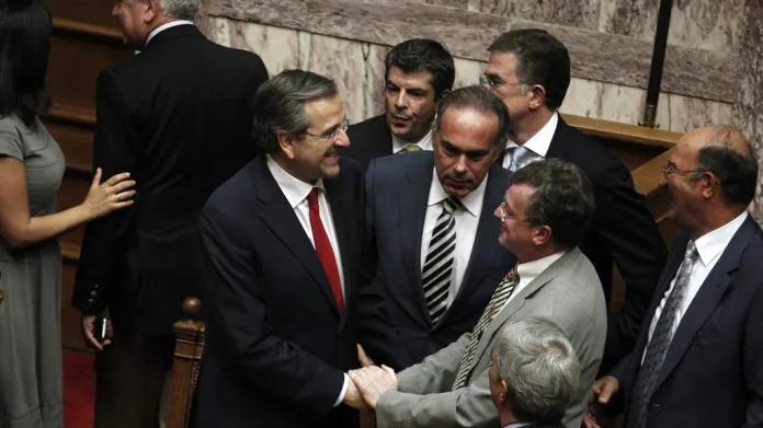 Samaras přijímá gratulace ministrů po hlasování o důvěře
