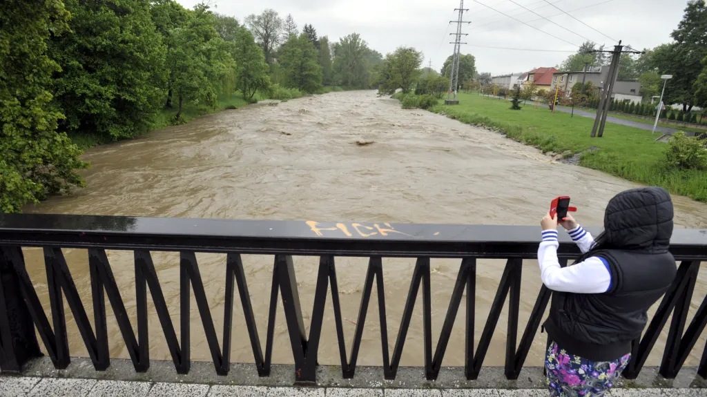 Hladina Rožnovské Bečvy ve Valašském Meziříčí