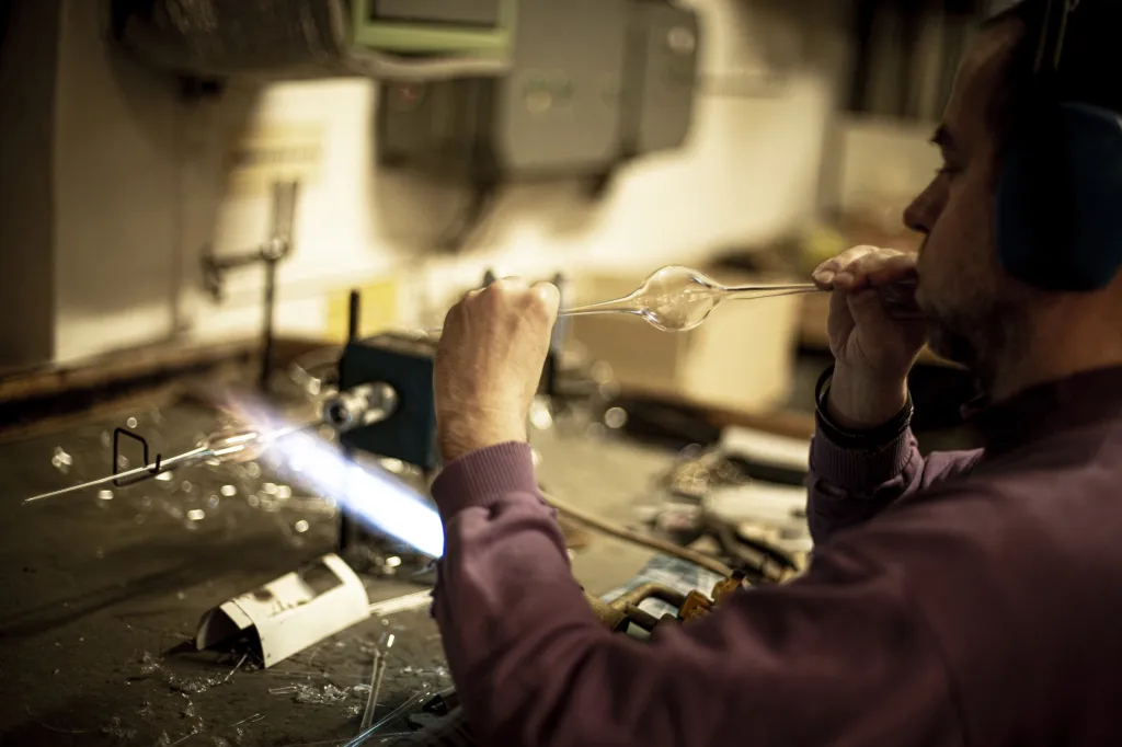 Druhou variantou je vyfoukávání skla přímo - podobným způsobem jako ve sklárnách. Rozdíl je v tom, že se zde fouká přímo do skleněné trubice a ve sklárnách do sklářské píšťaly