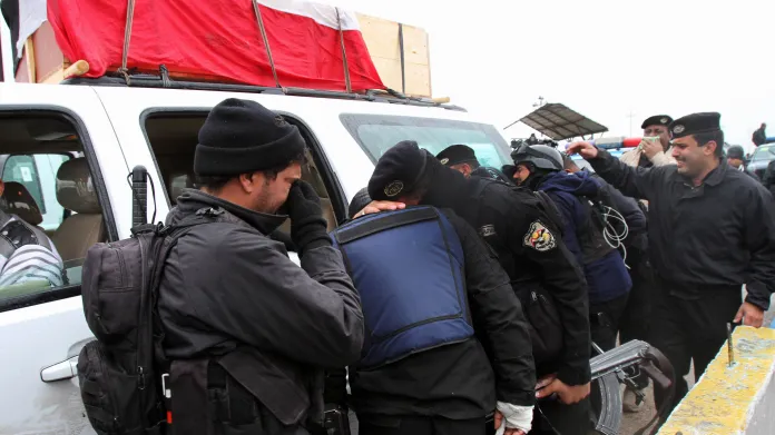 Iráčtí policisté truchlí nad smrtí důstoníka, který zemřel při střetech v provincii Anbár