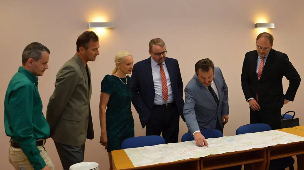 Podle Ťoka průjezd městem komplikuje šest kruhových objezdů