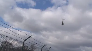 Vrtulník kontroluje tzv. zabezpečovací pruh
