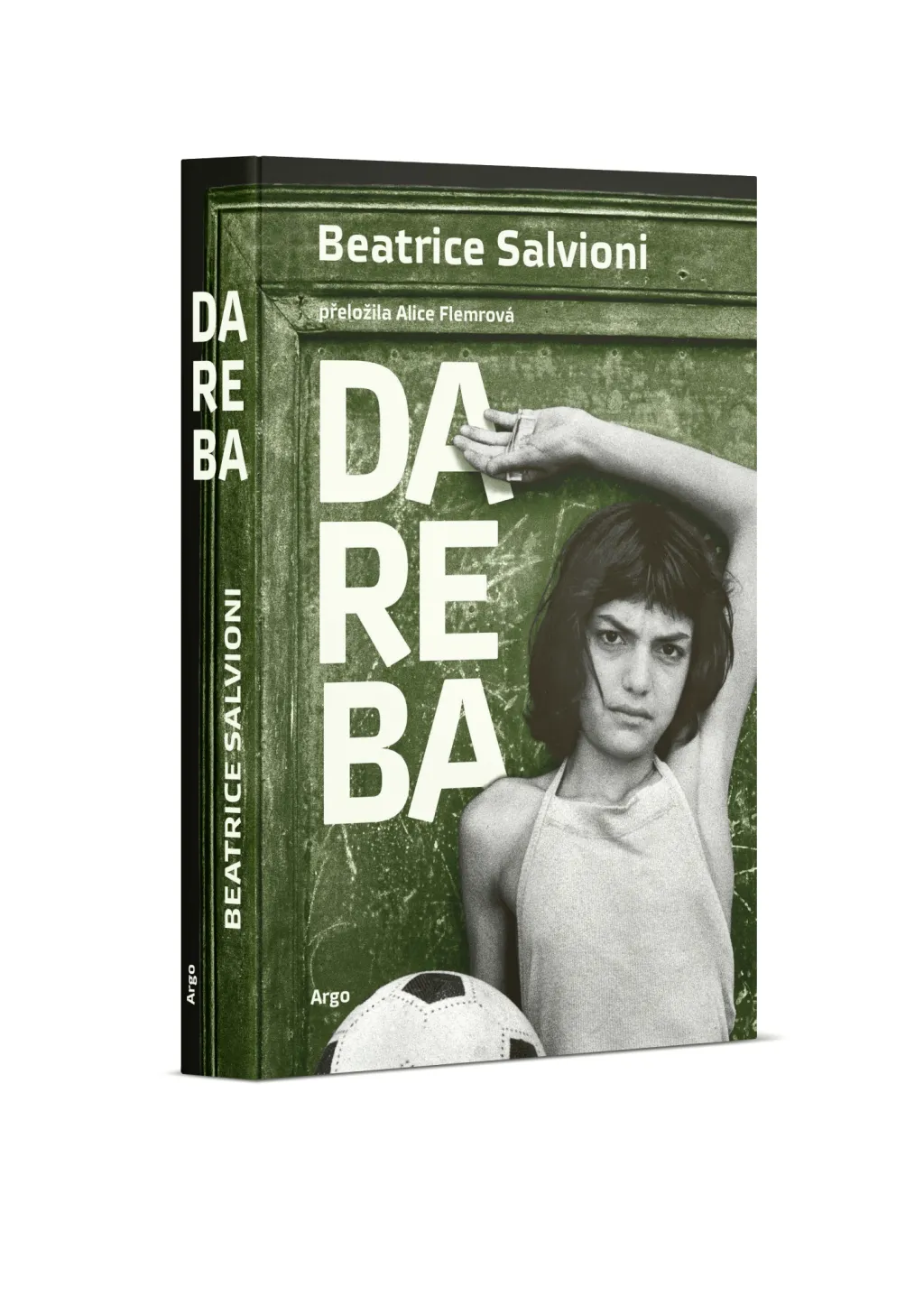 Italka Beatrice Salvioniová sama patří k dnešním třicátníkům, její debutové drama Dareba se ale odehrává ve třicátých letech minulého století, v období fašismu. Konkrétně na pozadí italského vpádu do Etiopie
