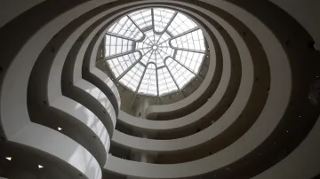Pohled na vnitřek Guggenheimova muzea v New Yorku