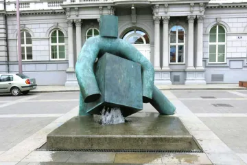 Od „žirafy“ po díla ukrytá v kampusu. Masarykova univerzita vydala průvodce po brněnských sochách