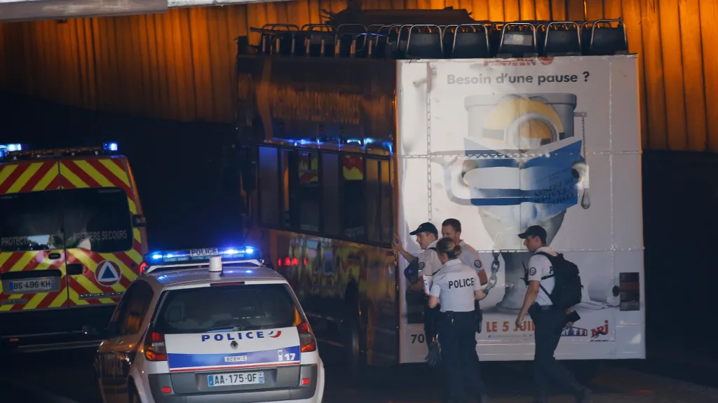 Policisté vyšetřují havárii pod mostem Alexandra III.