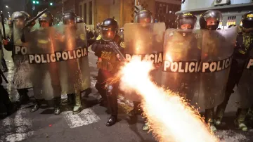 Policista střílí po protestujících slepou municí (27. 9. 2025)