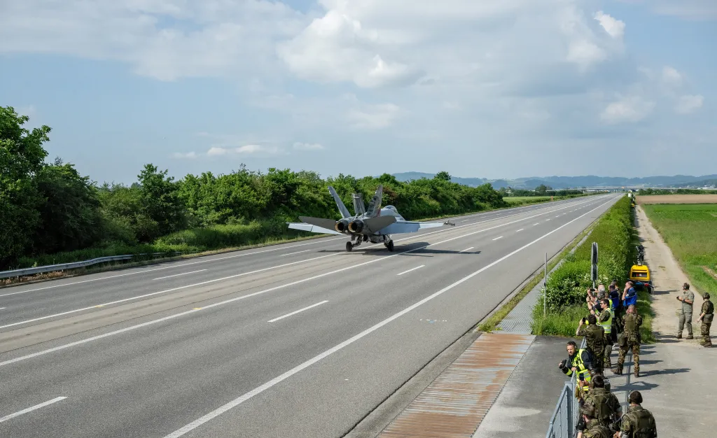 Fotografie zachycuje přistávající stíhačku F/A-18