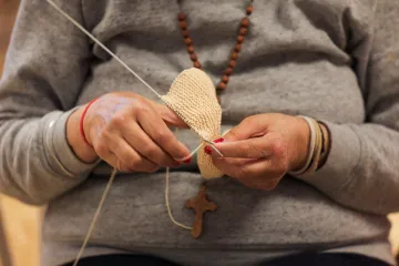 Senioři učí pletení, náctiletí kyberbezpečnost. Projekty propojují generace