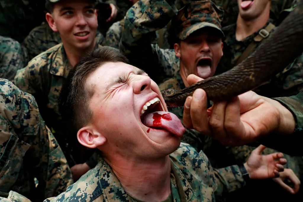 Voják a účastník vojenského cvičení Cobra Gold v Thajsku při požívání hadí krve