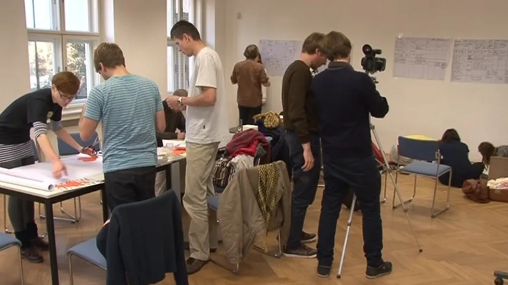 Účastníci workshopu se chystají na natáčení