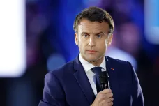 Macron ztratil většinu v parlamentu, Le Penová slaví historický úspěch