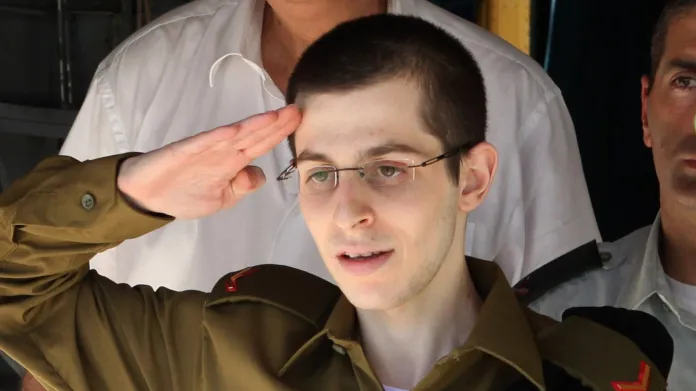 Gilad Šalit salutuje izraelskému premiérovi