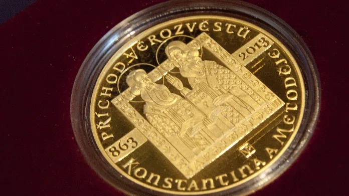 ČNB představila zlatou pamětní minci k výročí 1150 let od příchodu slovanských věrozvěstů