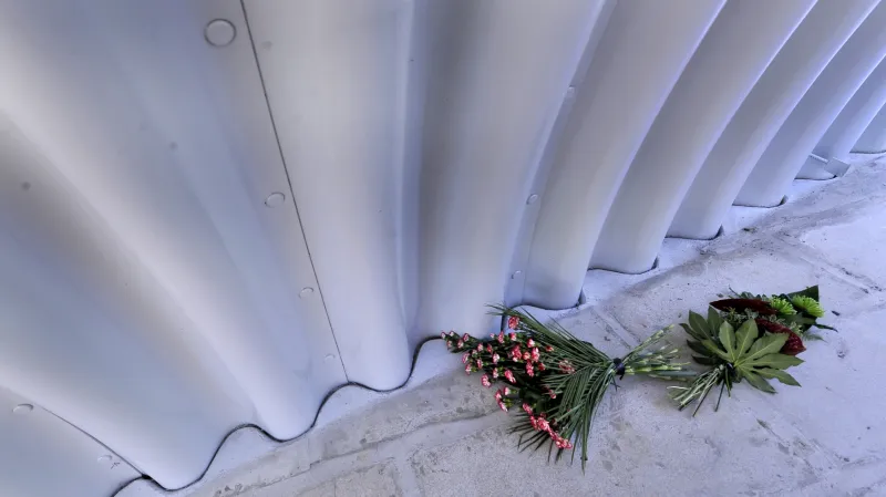 Místo tragédie připomínaly pod mostem květiny