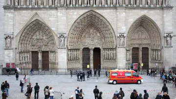 Francouzská policie před katedrálou Notre Dame
