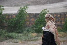 Pákistán zasáhly deště. Úřady hlásí desítky obětí po záplavách a sesuvech půdy