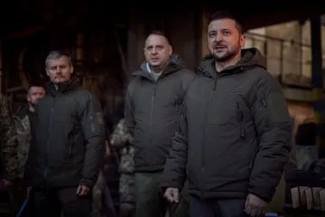 Ukrajinský prezident Zelenskyj navštívil Bachmut. V místě nejtěžších bojů vyznamenal vojáky